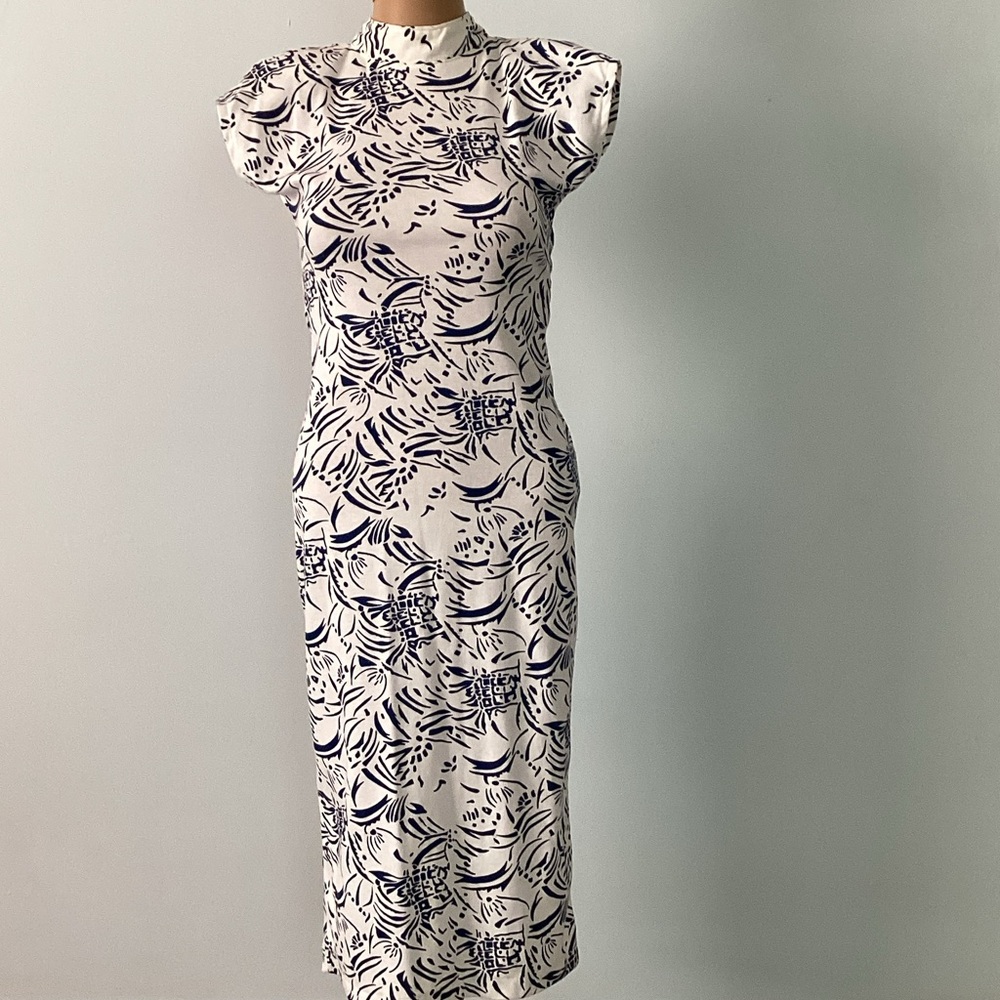 Chic Navy and White Floral Midi Dress 🏹